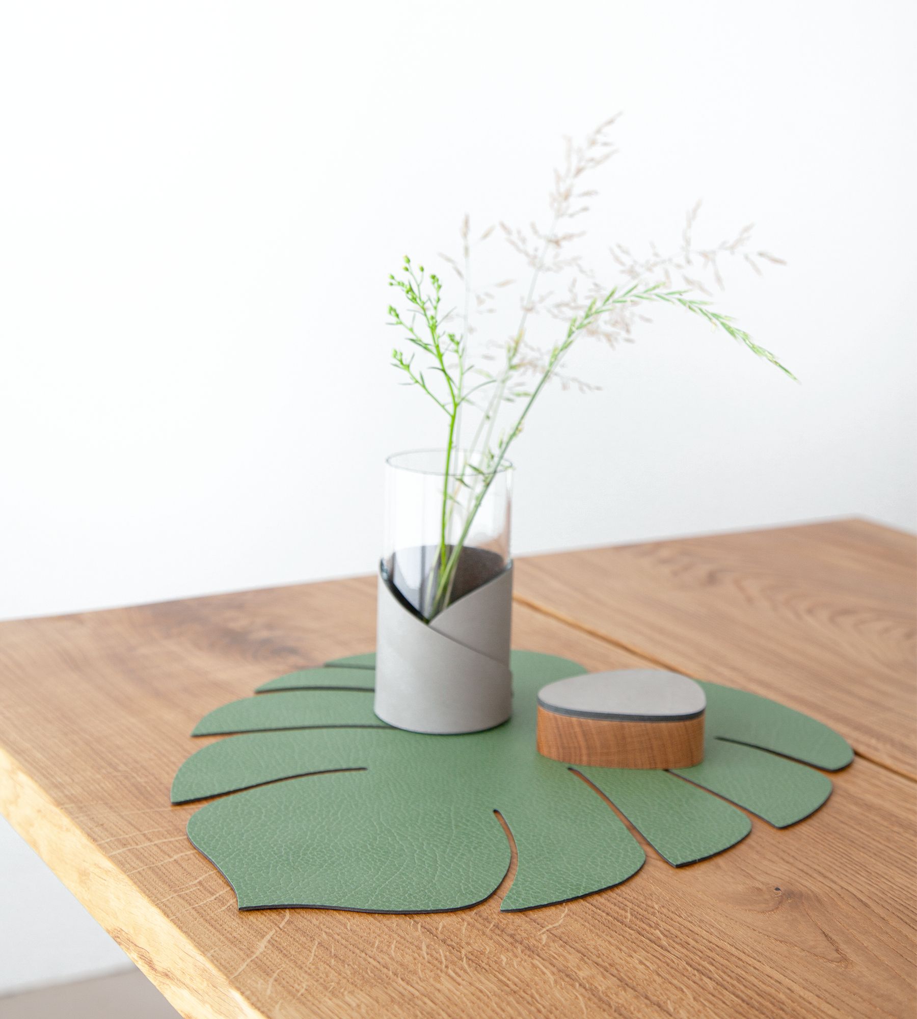 Сервировочная салфетка "лист монстеры" из кожи 42*35 см (зеленая) LINDDNA, Hippo