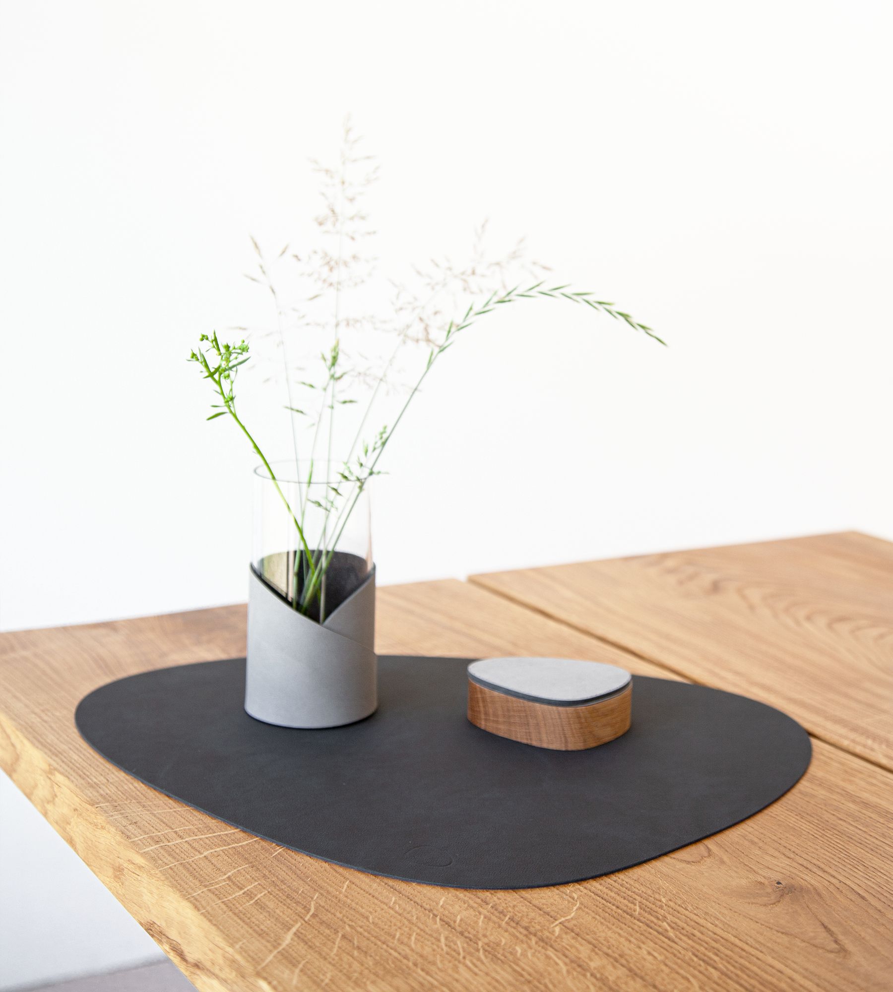 Сервировочная салфетка фигурная из кожи 37*44 см (черная) LINDDNA, Nupo