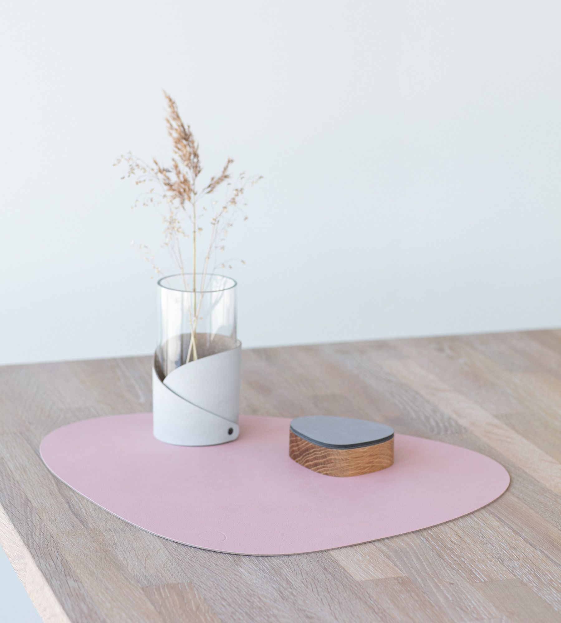 Сервировочная салфетка фигурная из кожи 37*44 см (розовая) LINDDNA, Nupo