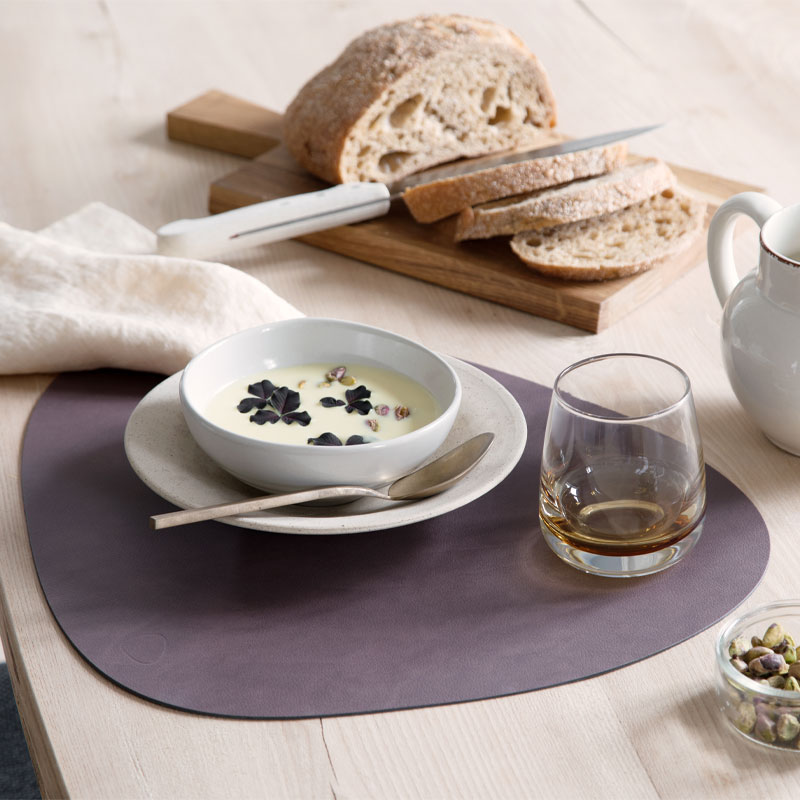 Сервировочная салфетка фигурная из кожи 37*44 см (пурпурная) LINDDNA, Nupo