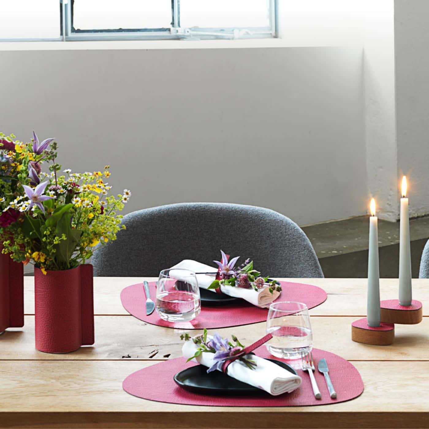 Сервировочная салфетка фигурная из кожи 37*44 см (малиновая) LINDDNA, Nupo