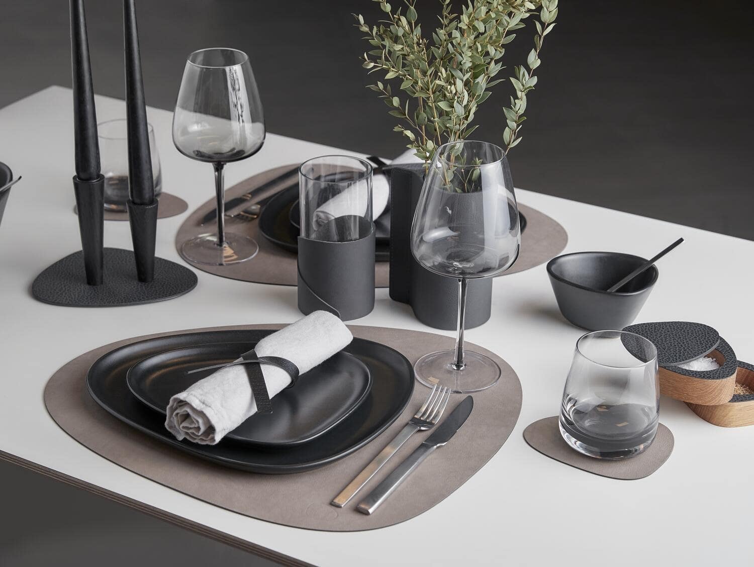 Сервировочная салфетка фигурная из кожи 37*44 см (теплая серая) LINDDNA, Nupo