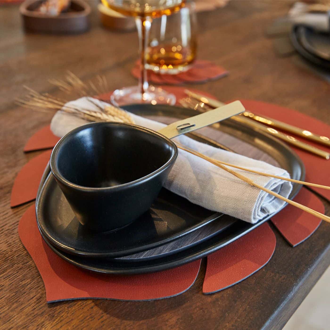 Сервировочная салфетка "лист монстеры" из кожи 42*35 см (кирпичная) LINDDNA, Nupo