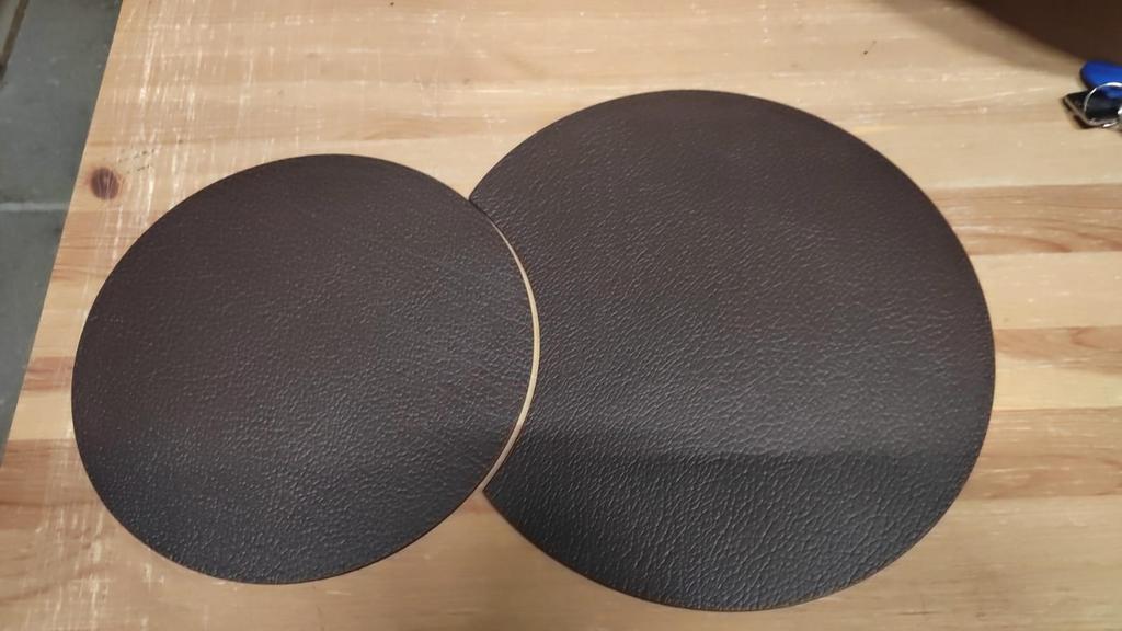 Набор из 2-х круглых подставок под горячее из кожи 24/30 см (горький шоколад) LINDDNA, Bull