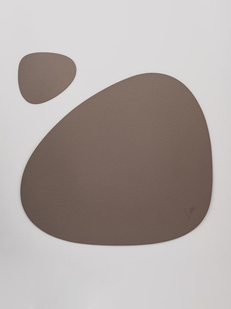 Комплект салфетка фигурная и подстаканник из кожи 37*44 см (теплый серый) VERO