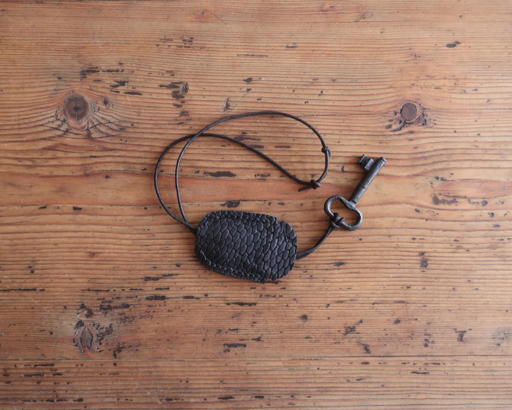 Black beaver tail key case with ad old key Drasvi Venn X KOROB KOROB