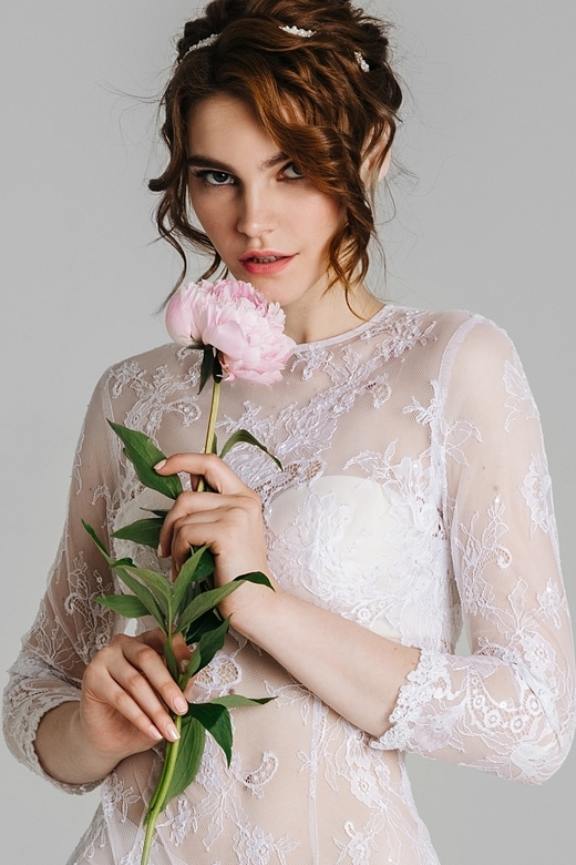 Свадебное платье Ингаль, состоящее из двух отдельных платьев, одно кружевное, второе шелковое.