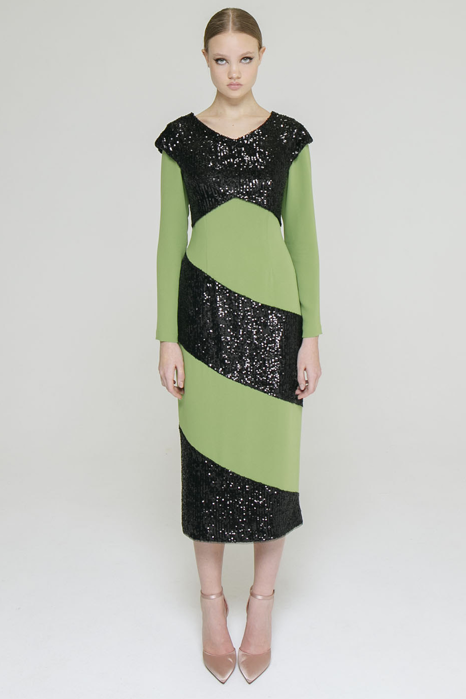 Вечернее платье из крепа и пайеток