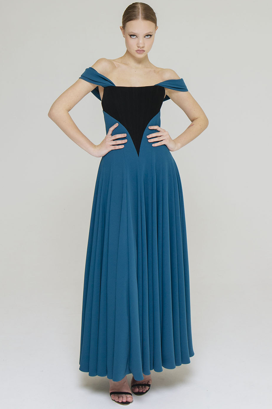 Вечернее платье с контрастным лифом