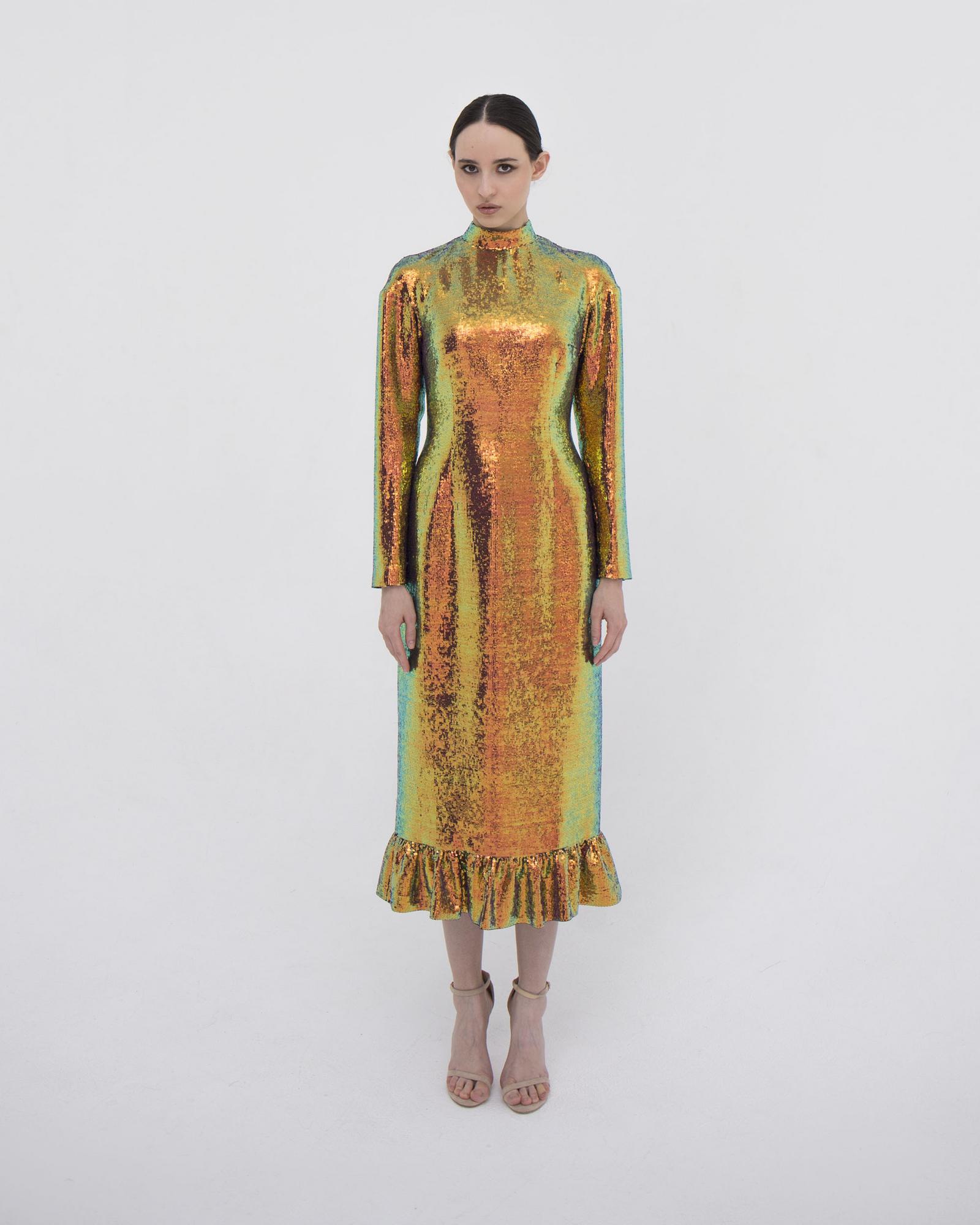 Вечернее платье-футляр из голографических пайеток