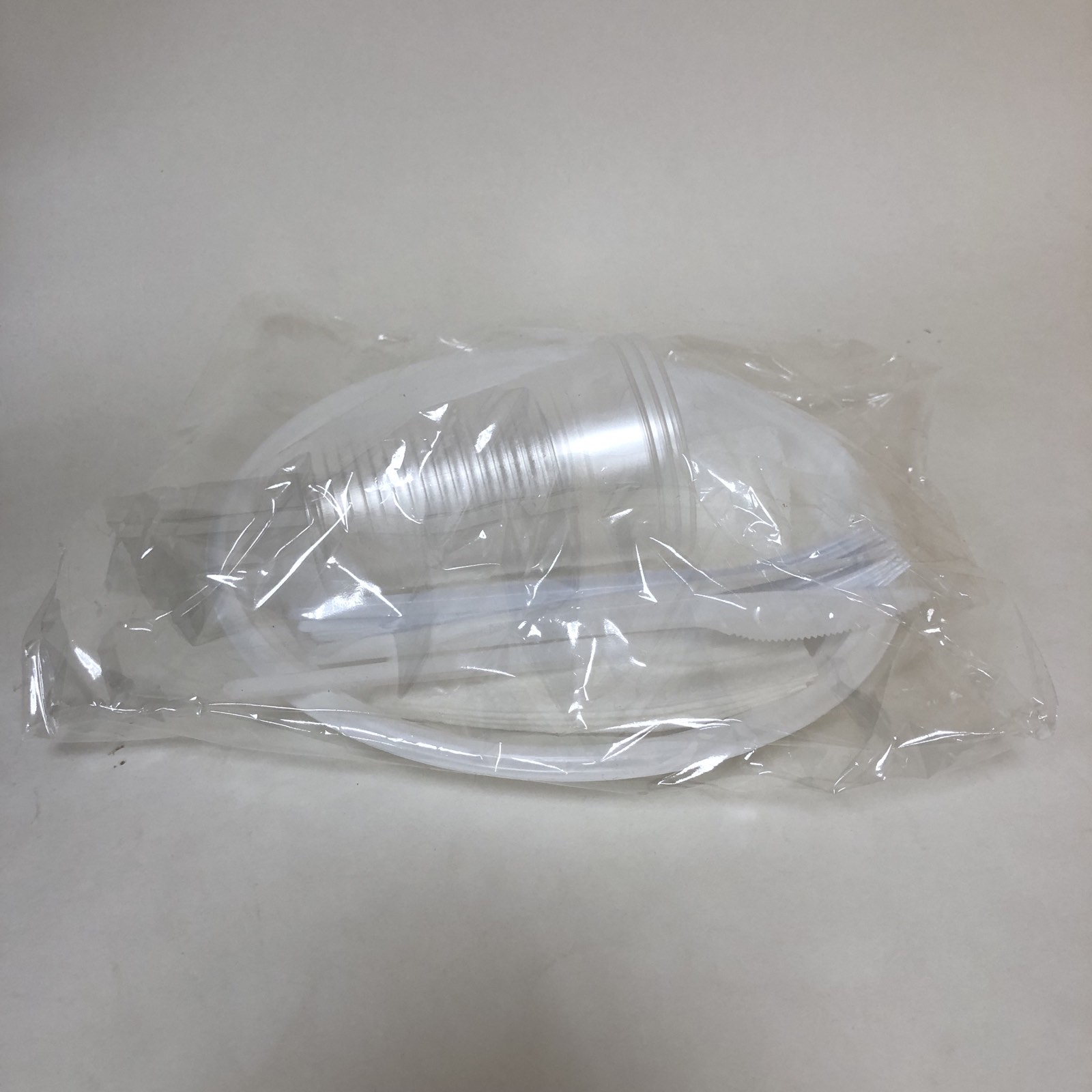 Набор на 4 персоны ПЭ, ПС (по 4 вилки, ножа, тарелки, стакана, бум. салфетки)