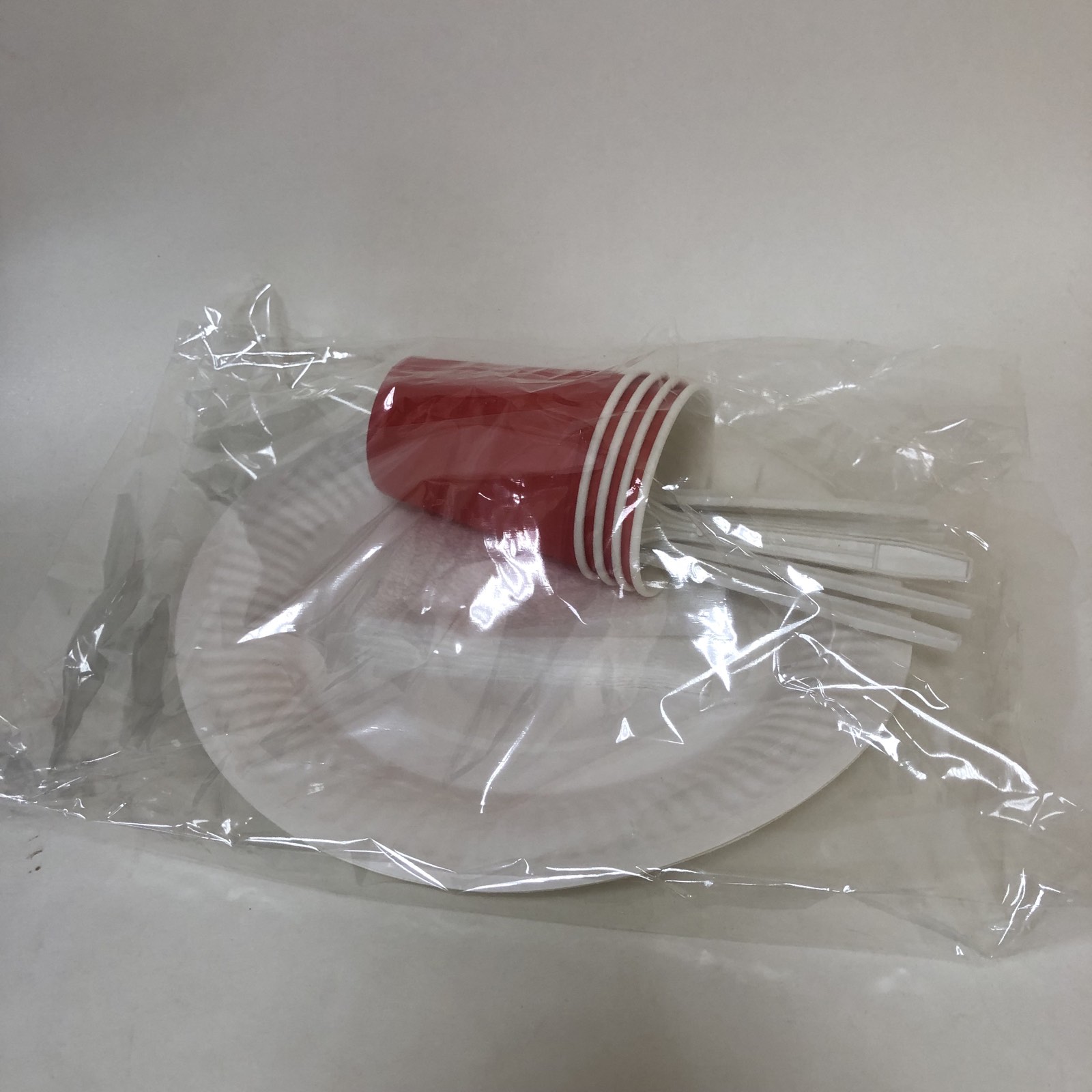 Набор на 4 персоны ЭКО (по 4 вилки кукур.крахмал, ножа кукур.крахмал, тарелки бум. мел., бум.стакана, салфетки), 1штука