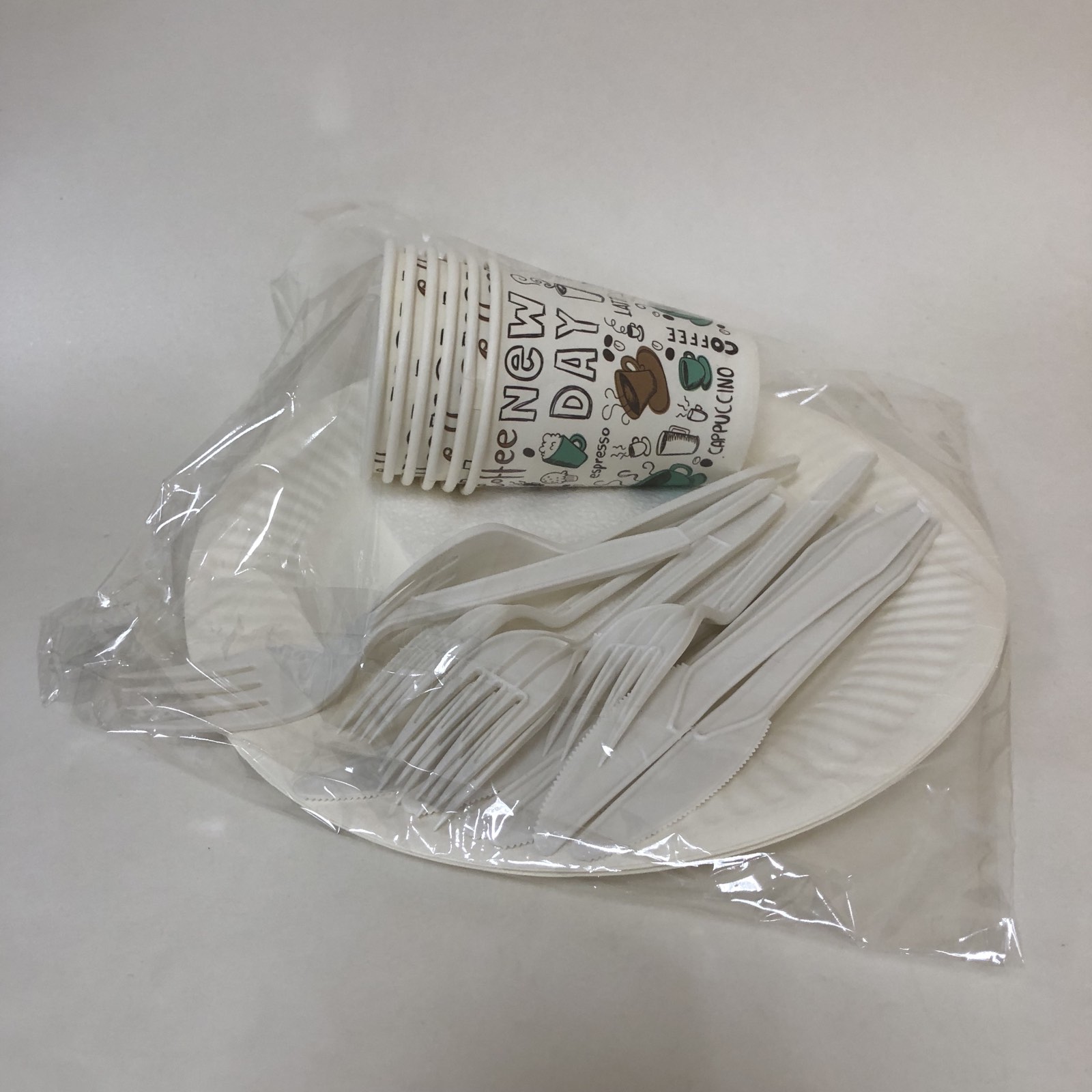 Набор на 6 персон ЭКО (по 6 вилок кукур.крахмал, ножей кукур.крахмал, тарелок бум. мел., бум.стаканов, салфеток), 1 шт.