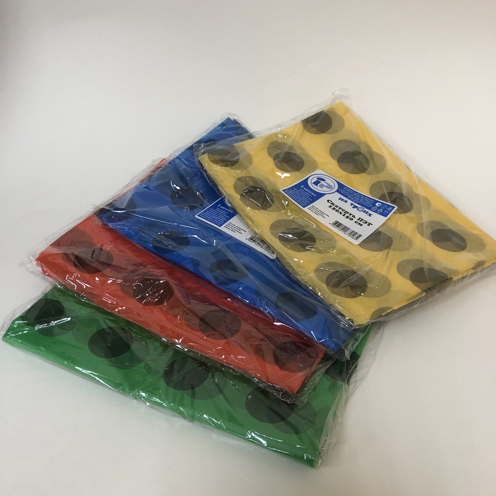 Скатерть без рисунка (красная/оранжевая/зеленая),  120х150 см, 1 штук/упак.