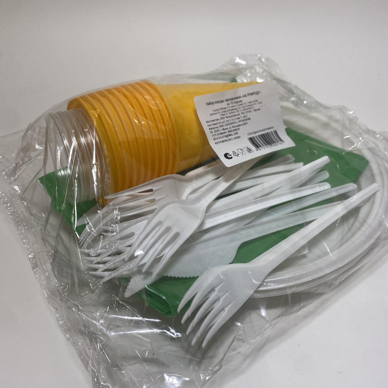 Набор "На природу" на 10 персон , ПС, ПП  (по 10 вилок, ножей, тарелок, стаканов, стопок, салфеток, 1 - зубочистка, скатерть)