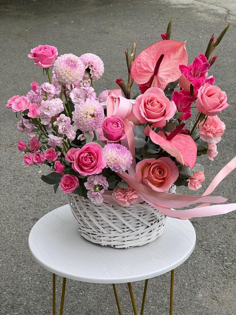 РОЗОВАЯ КОМПОЗИЦИЯ В КОРЗИНЕ