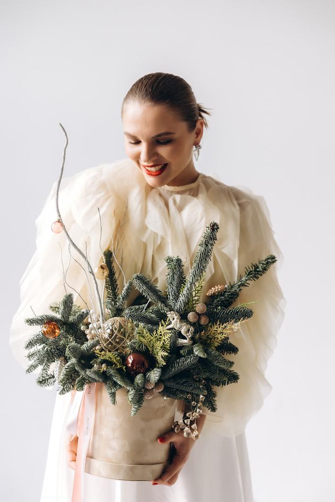 КОМПОЗИЦИЯ В ШЛЯПНОЙ КОРОБКЕ