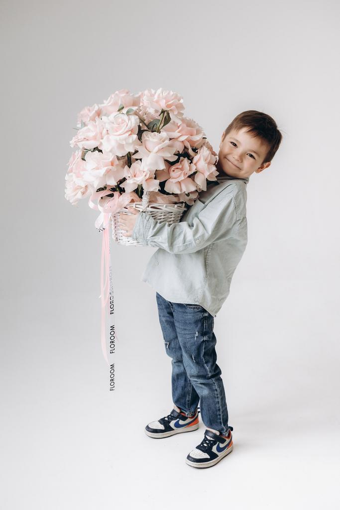 КОРЗИНА ИЗ РОЗОВЫХ РОЗ ДЛЯ МАМЫ