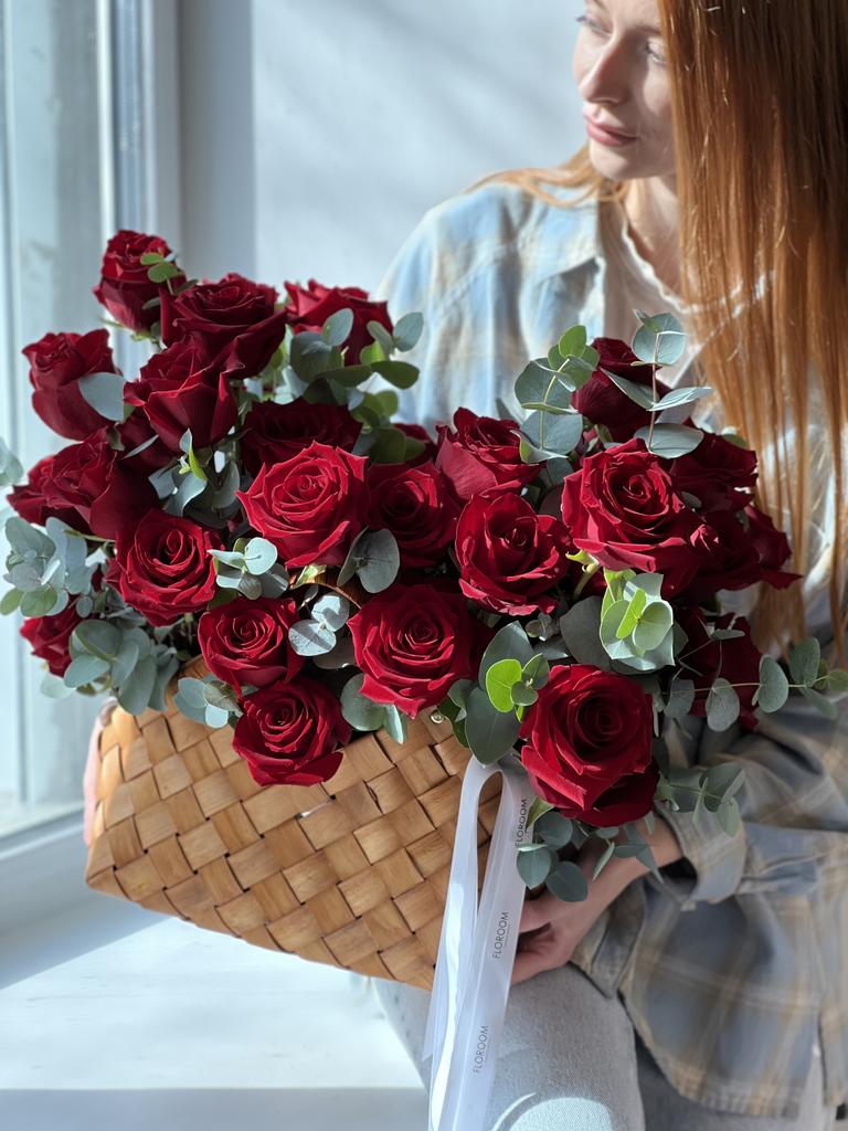 КОРЗИНА ИЗ КРАСНЫХ РОЗ ДЛЯ МАМЫ