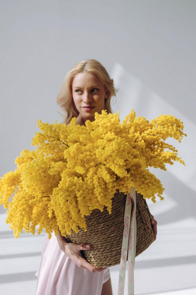 КОРЗИНА ИЗ МИМОЗЫ