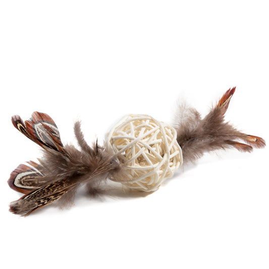 GiGwi Игрушка для кошек Плетеный мячик с колокольчиком и перьями 13см, серия CATCH & SCRATCH ECO