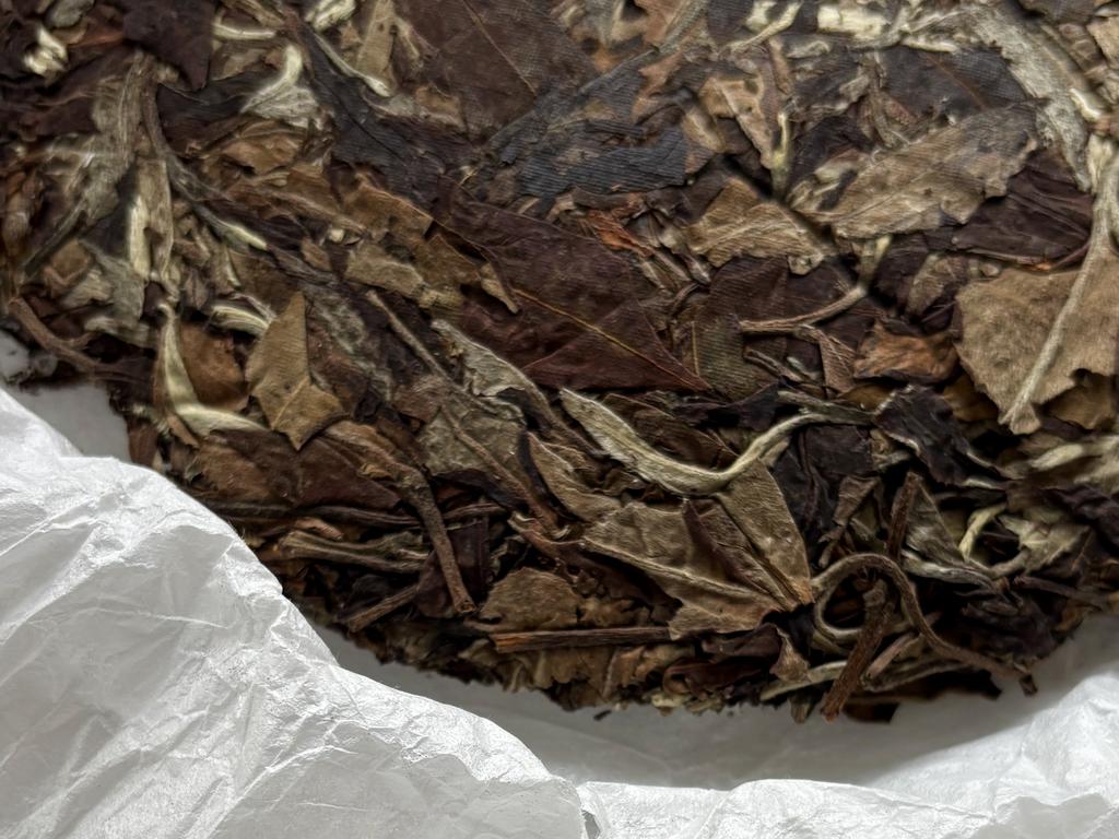 Юньнань Гушу Бай Ча Бин 2025 (357г)