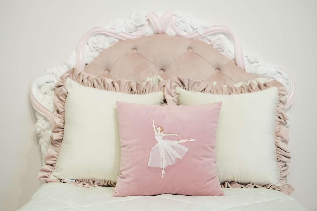 Декоративная подушка с вышивкой "Балерина"