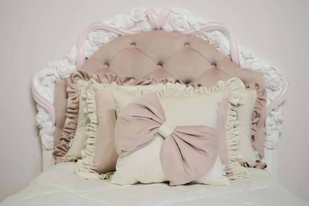 Декоративная подушка с бантом