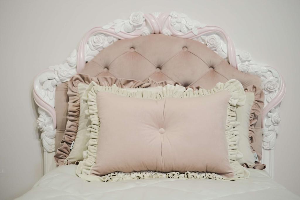 Декоративная подушка с рюшей 60х40 см.