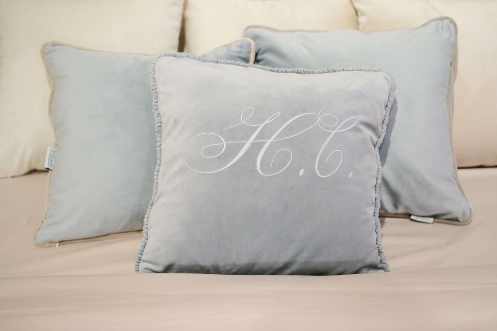 Декоративная подушка с вышивкой "Инициалы"