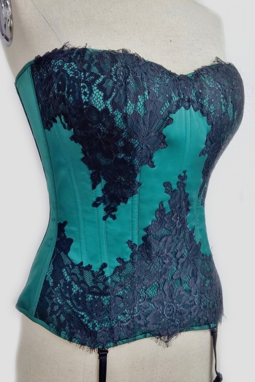 Изумрудный корсет с пажиками