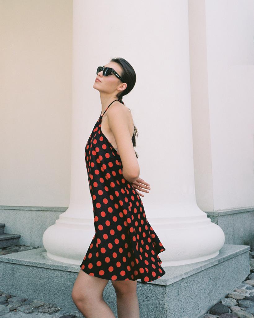 Шелковое платье в горохи