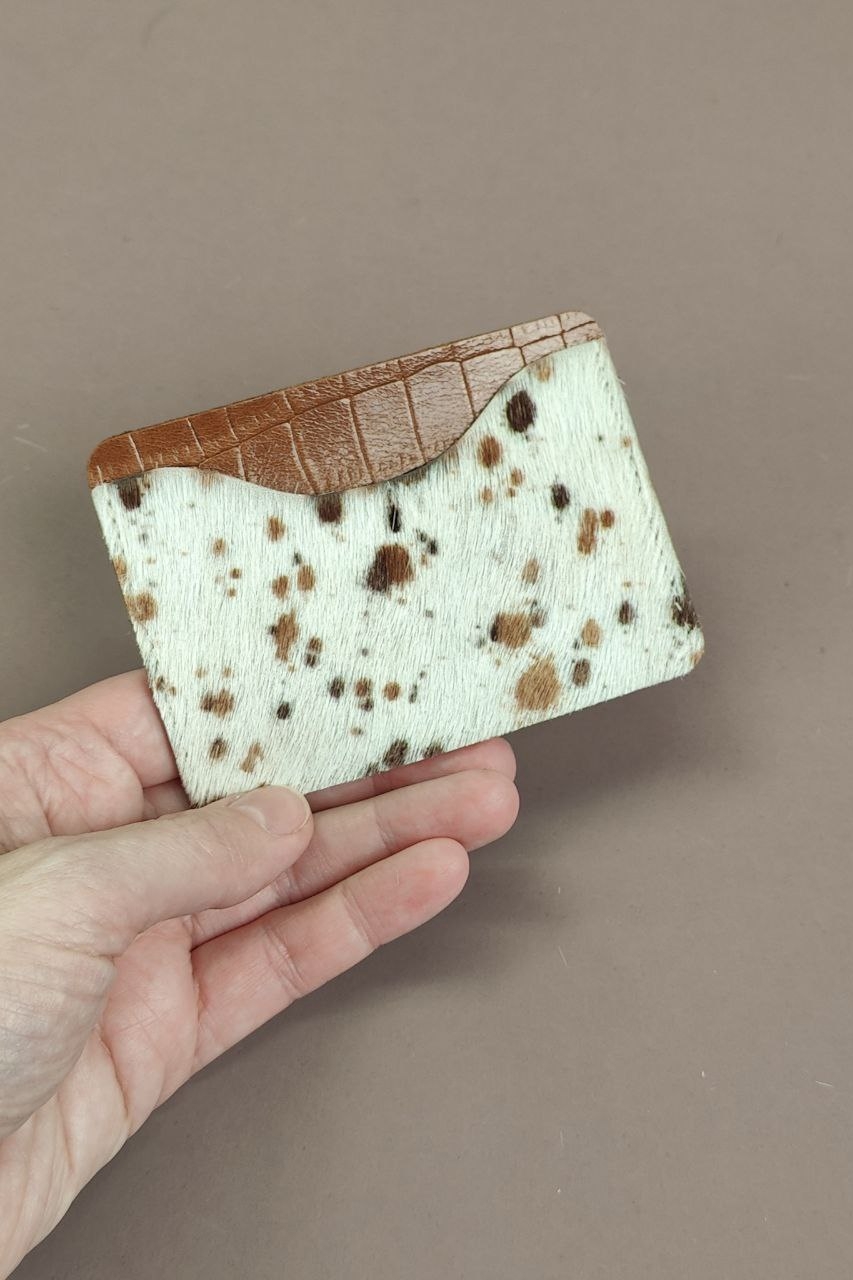 Картхолдер из меха с принтом коровки