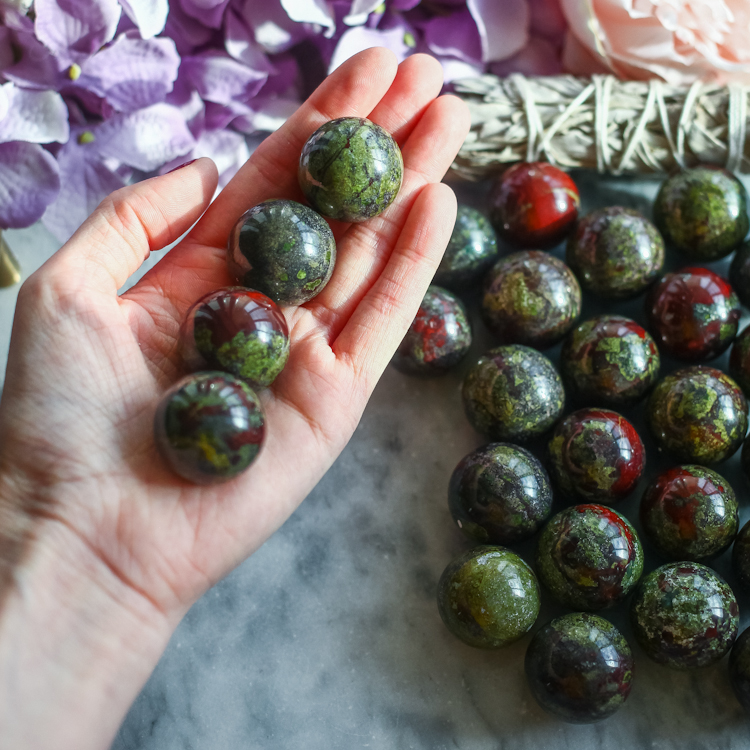 Шар из "яшмы Кровь дракона" (зеленый эпидот с пьемонтитом) (на выбор)