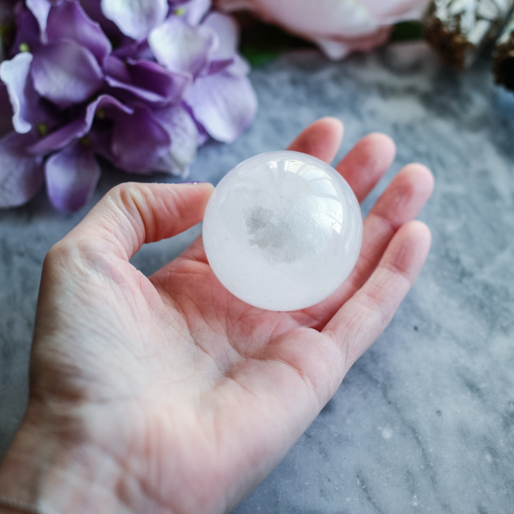 Шар из белого исландского шпата (оптический кальцит)