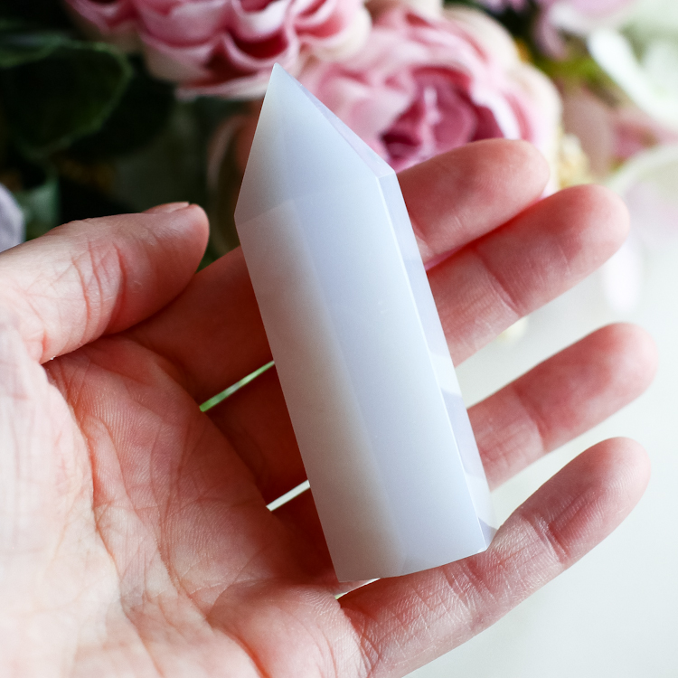 Кристалл-генератор из голубого халцедона