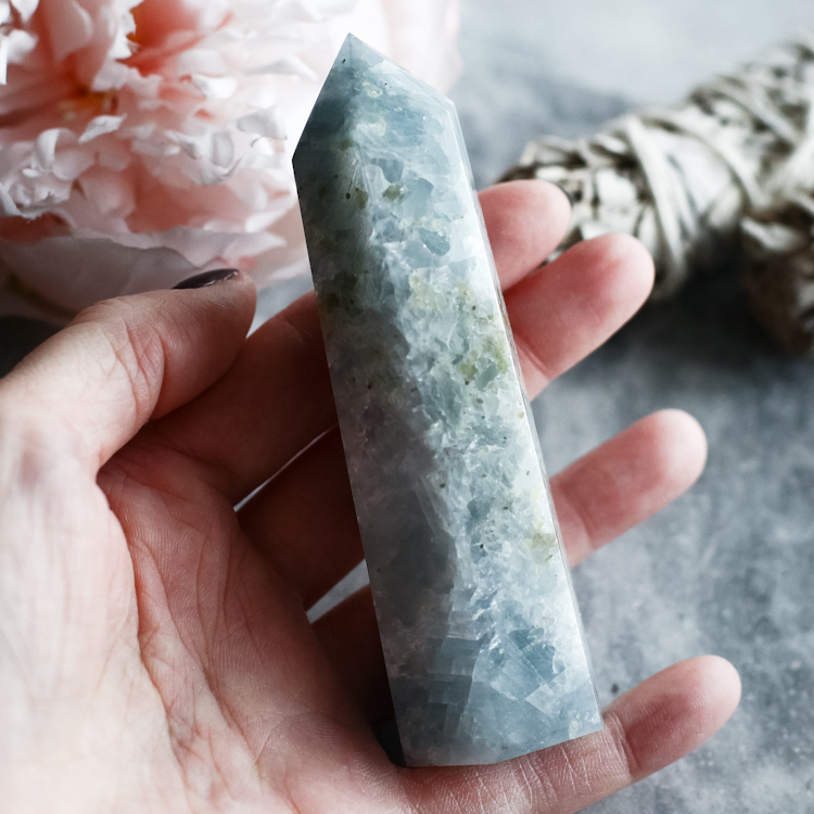 Кристалл-генератор из голубого кальцита