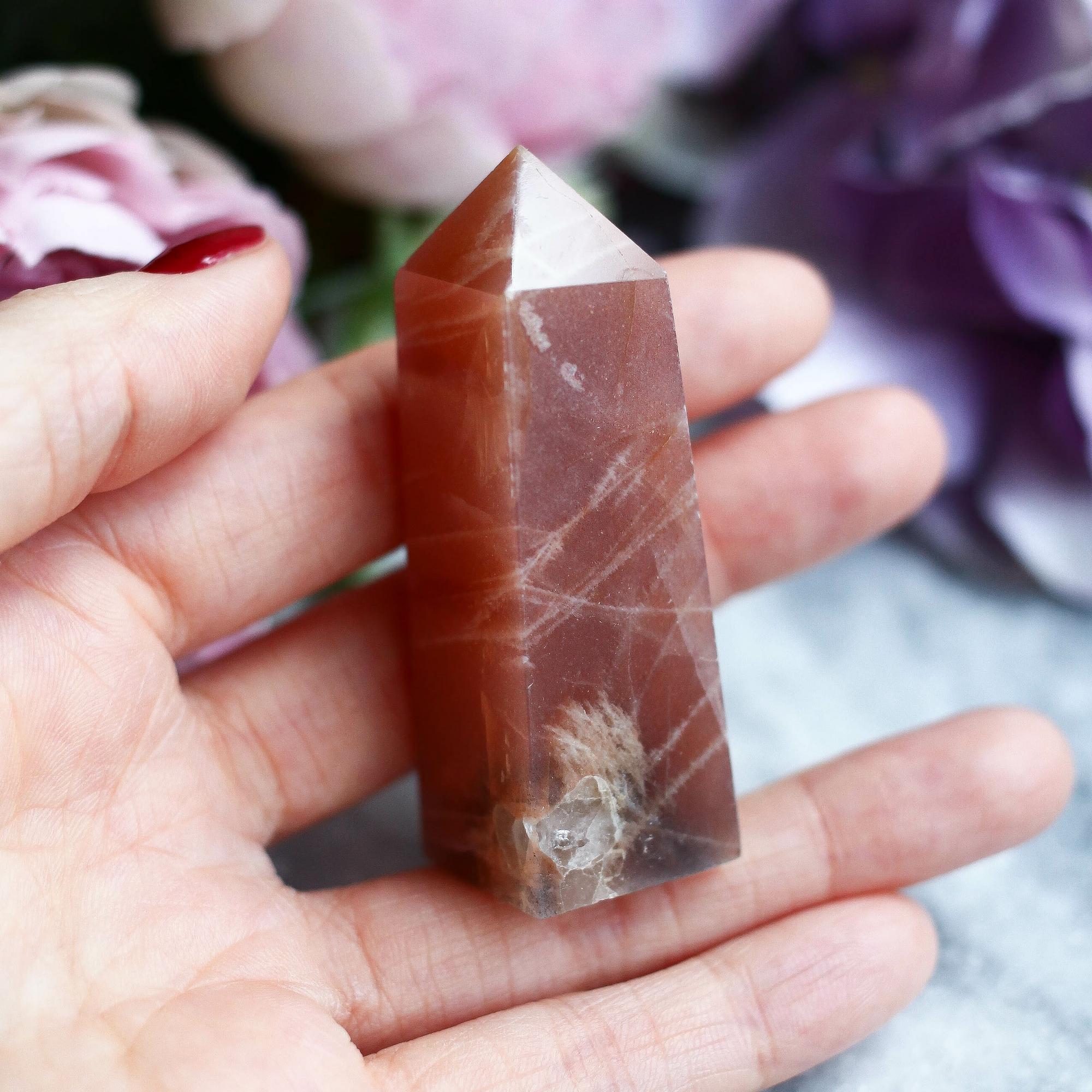 Персиковый солнечно-лунный камень в форме кристалла-генератора