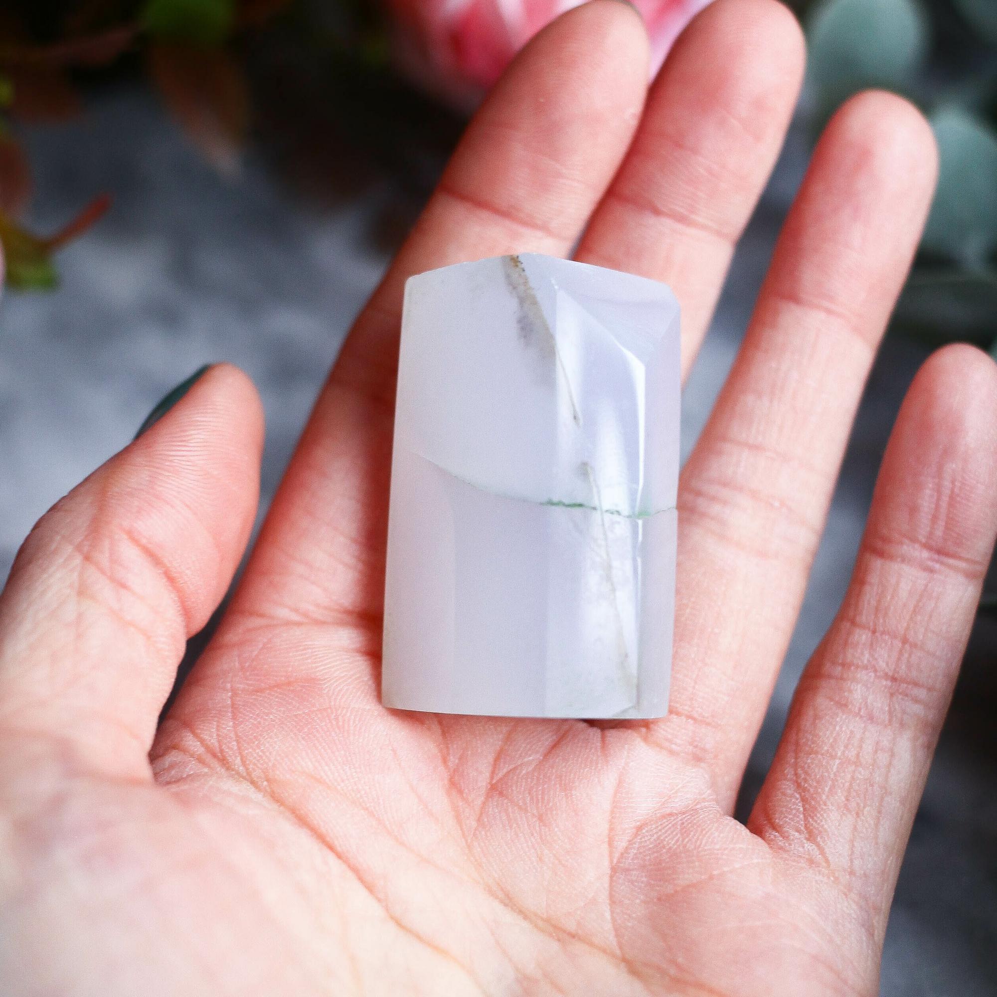 Ограненный голубой халцедон