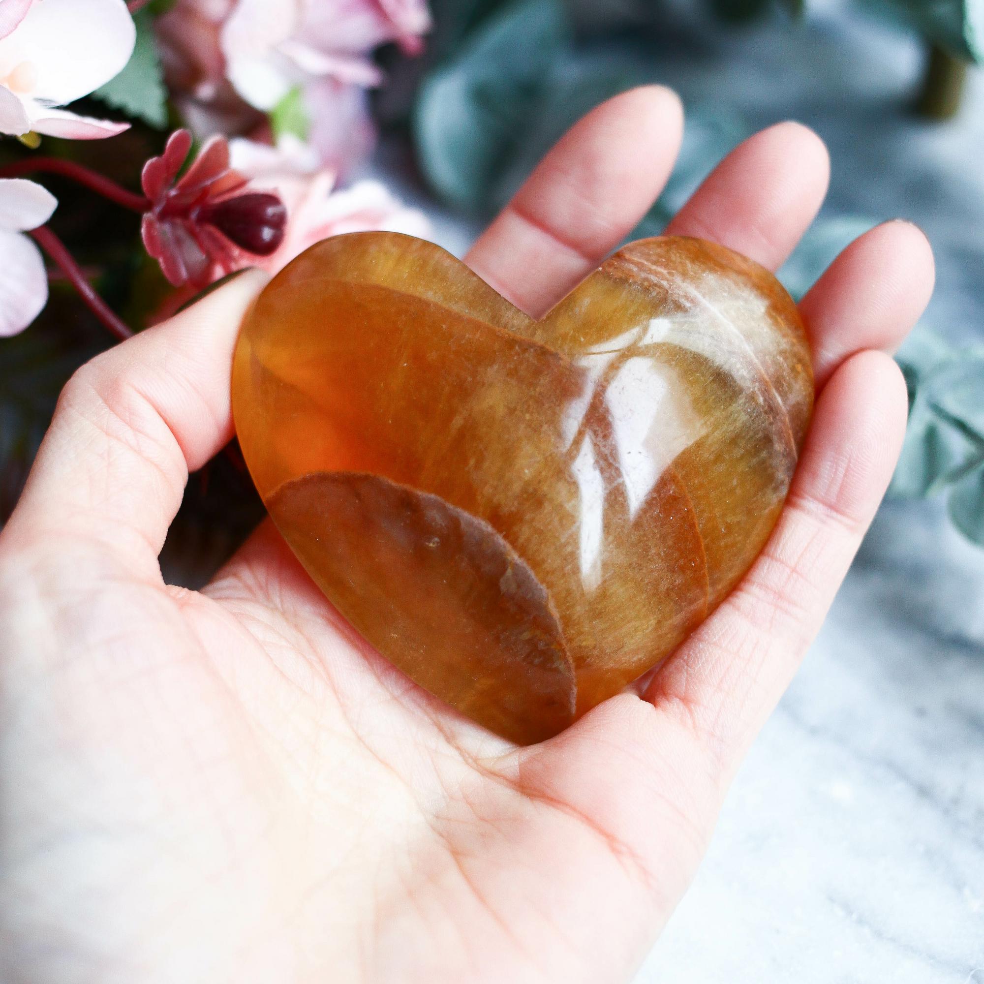 Желтый флюорит в форме сердца