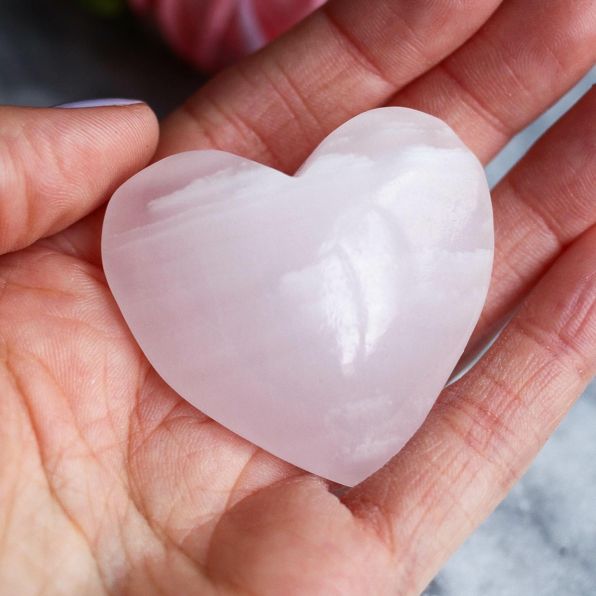 Манганокальцит (розовый кальцит) в форме сердца