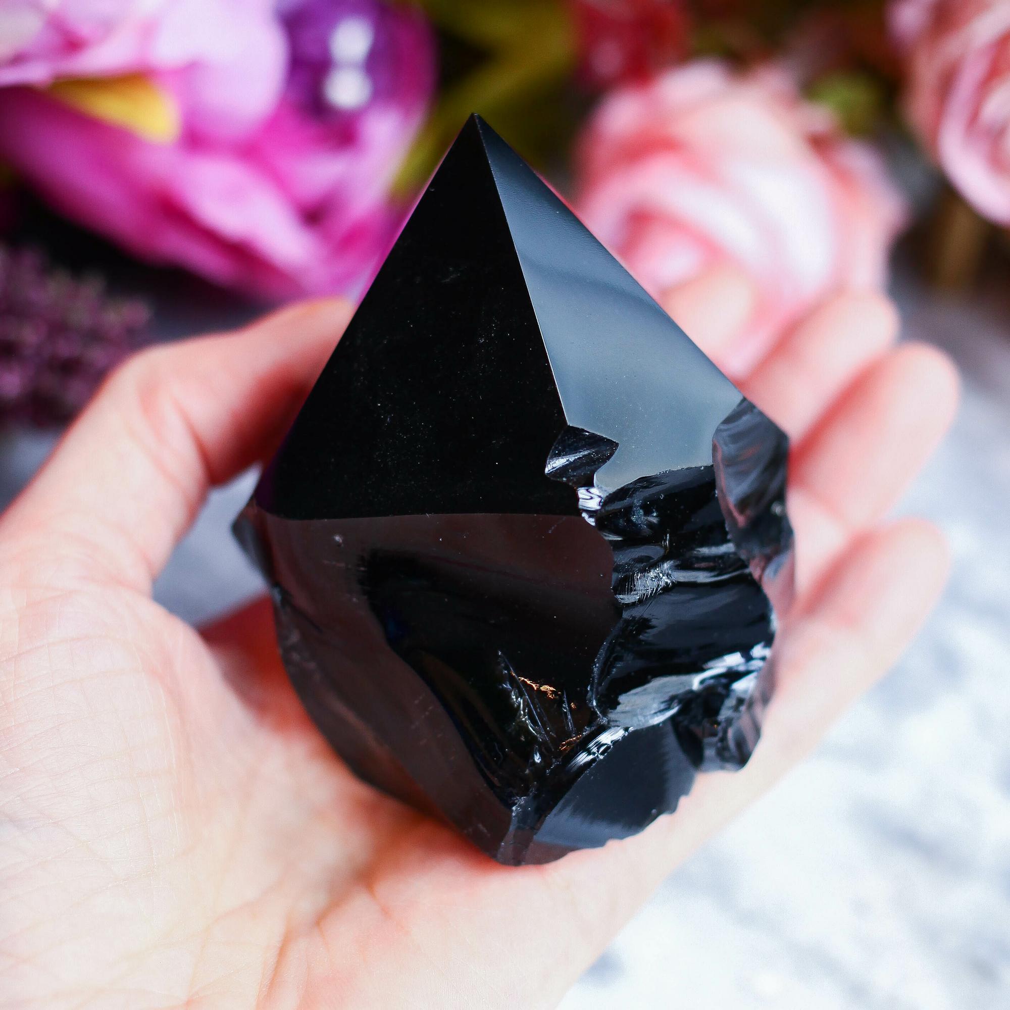 Черный обсидиан в форме большого кристалла-генератора