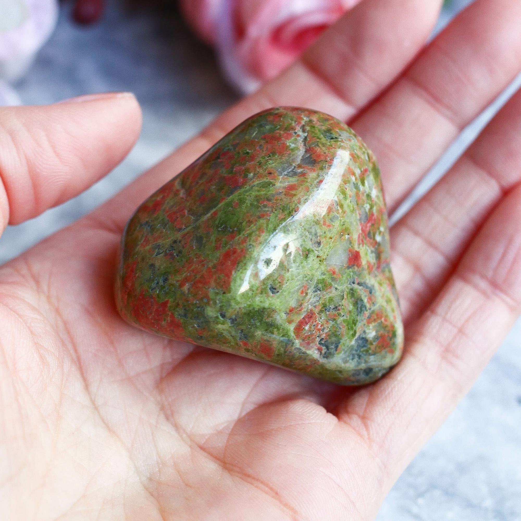 Унакит в форме гальки