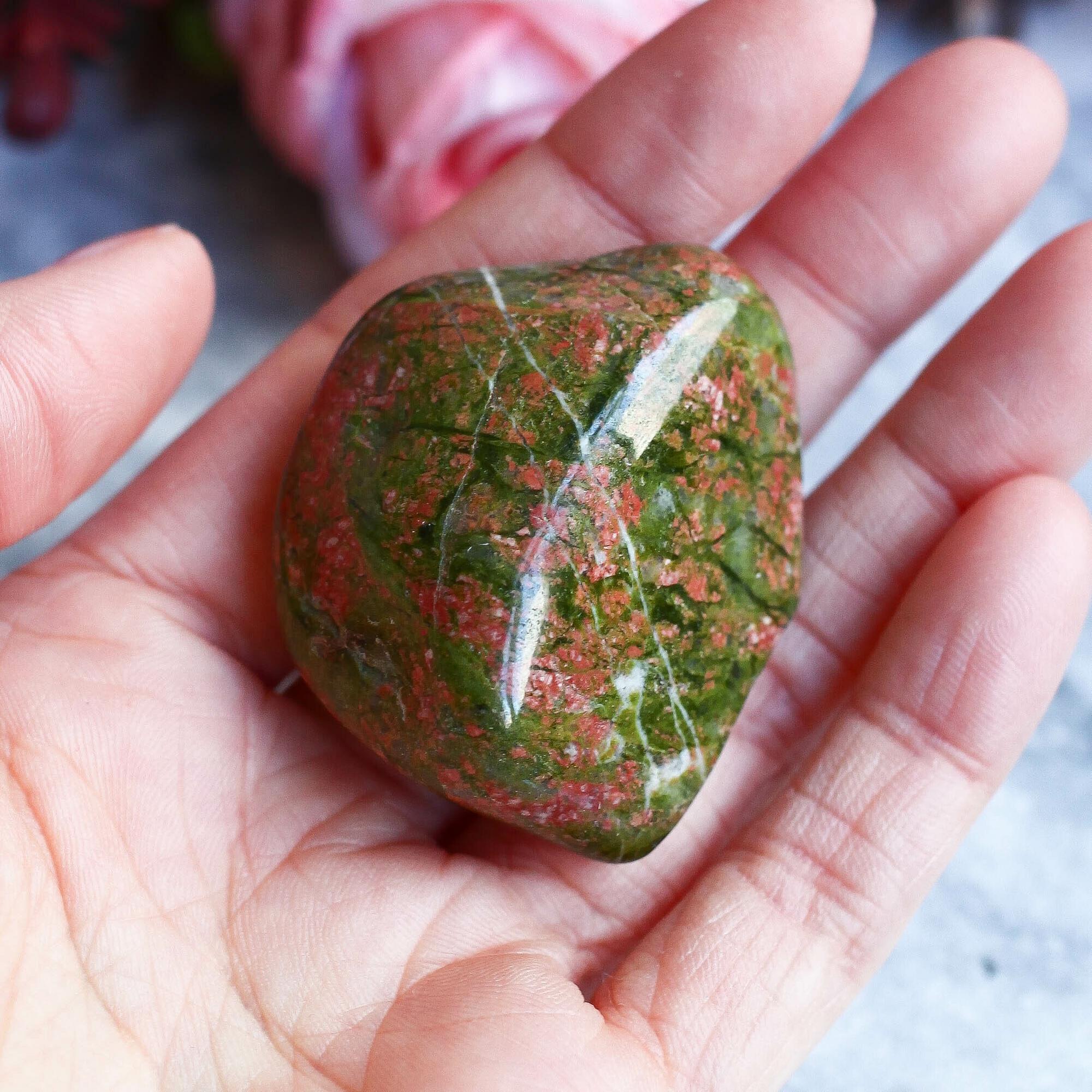 Унакит в форме гальки