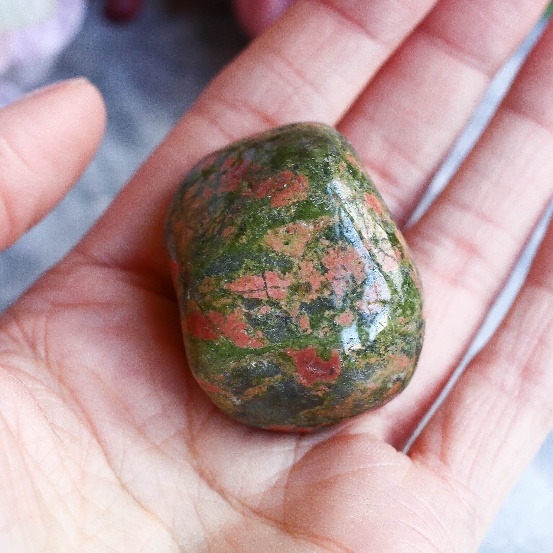 Унакит в форме гальки