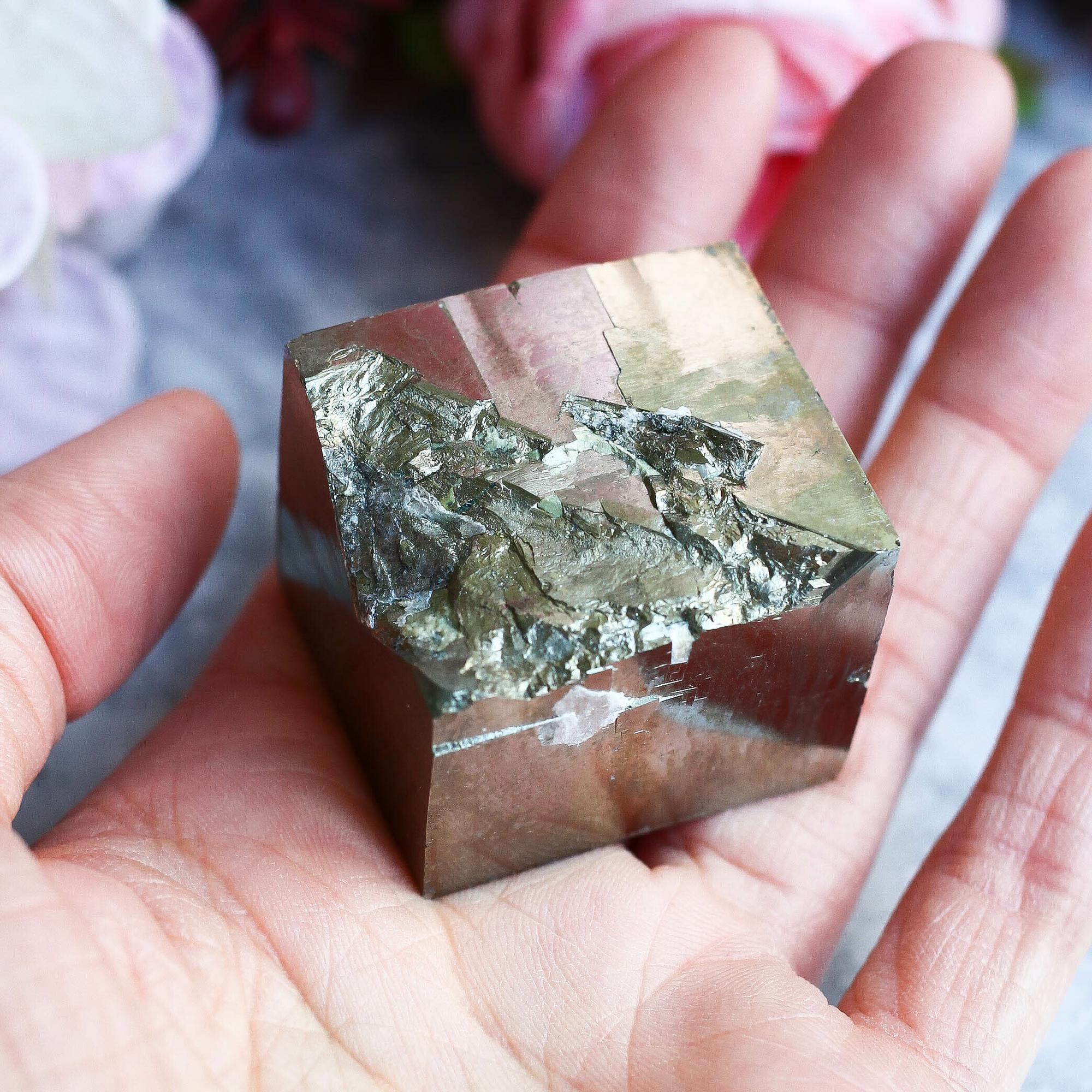 Кубический кристалл пирита