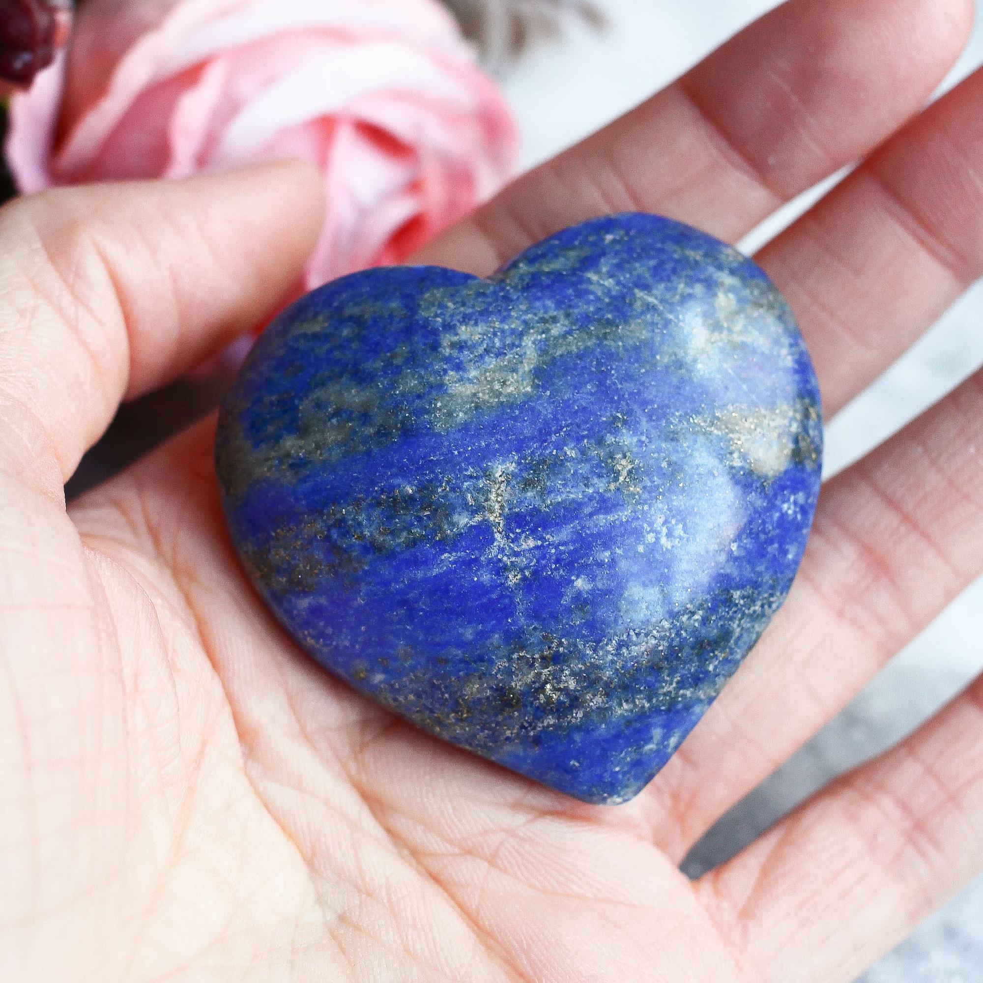 Лазурит в форме сердца