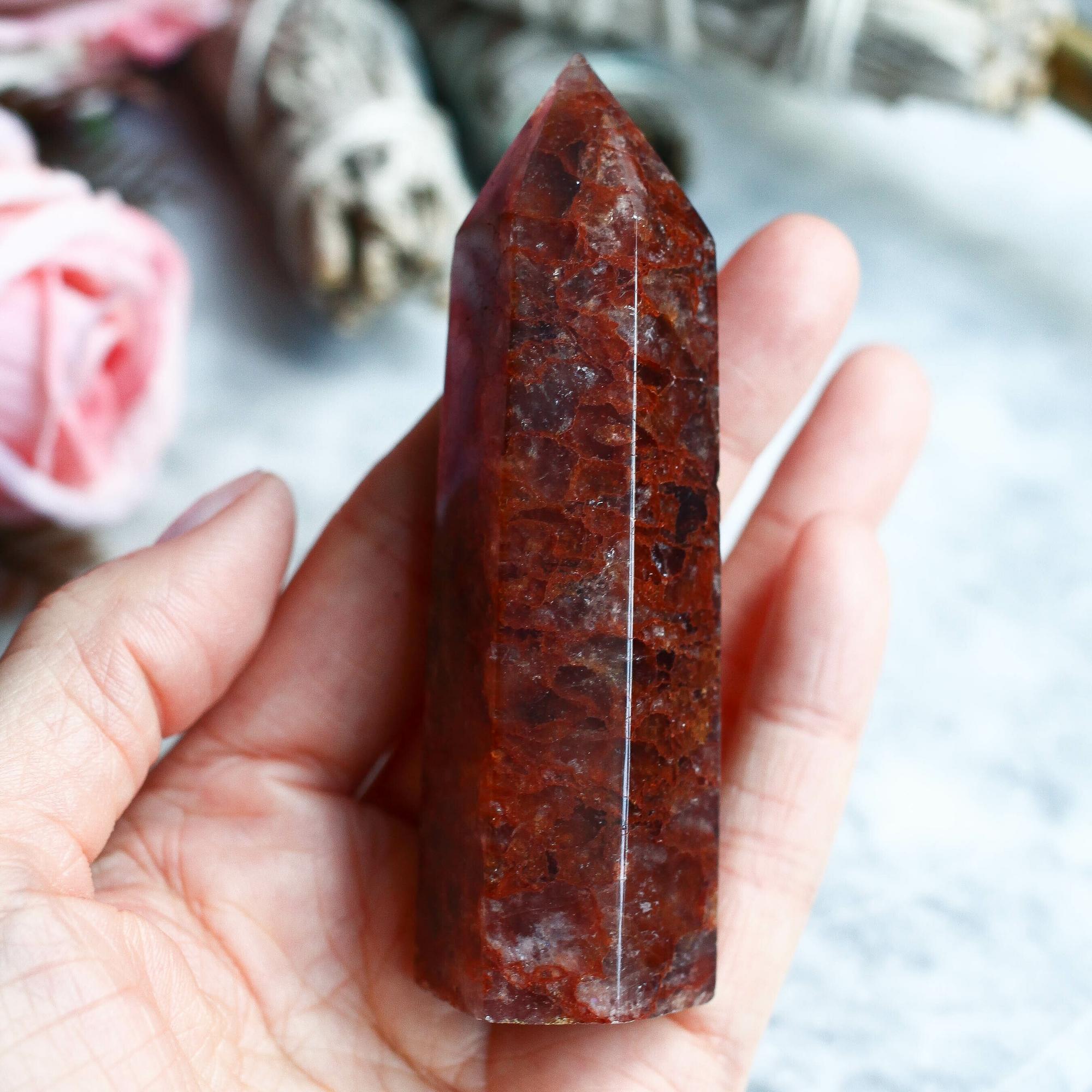 Клубничный кварц (красный авантюрин) в форме кристалла-генератора
