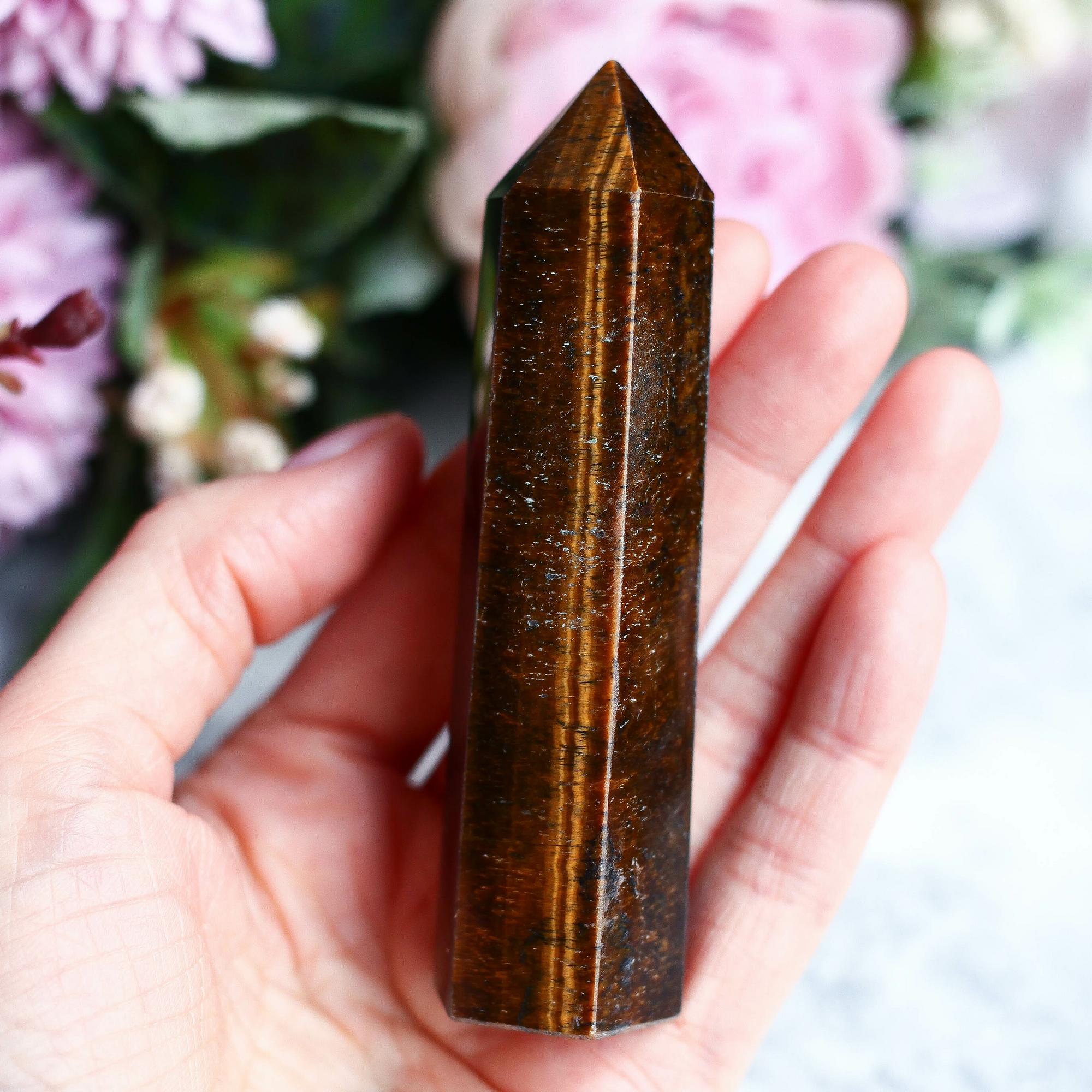 Тигровый глаз в форме кристалла-генератора