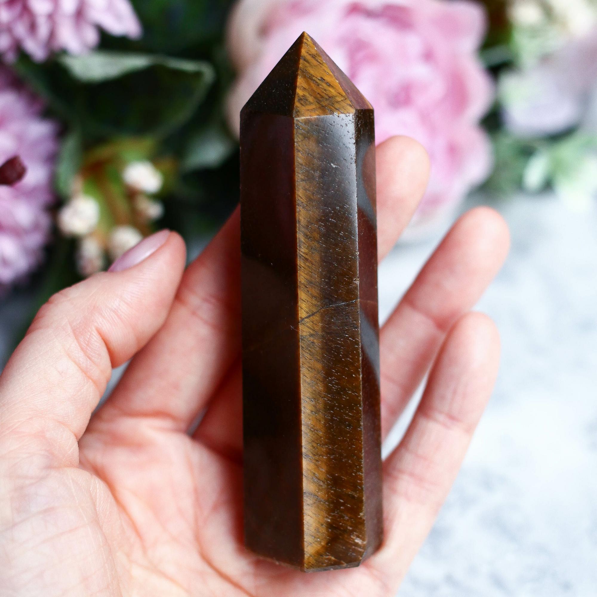 Тигровый глаз в форме кристалла-генератора